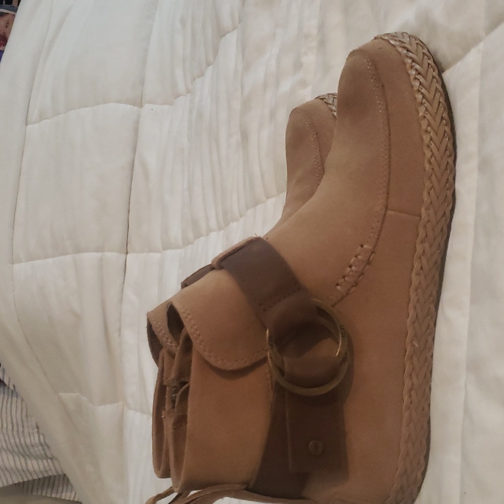 Never worn uggs - Picture 3 of 5